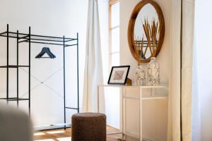 un soggiorno con specchio e mensola di City Apartment DOWNTOWN a Bregenz