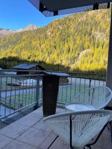 a balcony with two chairs and a view of a mountain at International House Sölden Apartment mit 2 Schlafzimmern ZW 7 in Sölden