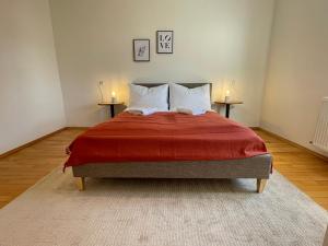 - une chambre avec un grand lit et 2 tables dans l'établissement Studio im Zentrum von Lochau, #4, à Lochau