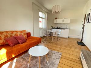 - un salon avec un canapé et une table dans l'établissement Studio im Zentrum von Lochau, #4, à Lochau