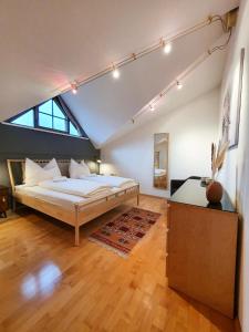 1 dormitorio con 1 cama grande en el ático en Gruberwirt Apartment mit Blick auf die Berge GW 8, en Innsbruck