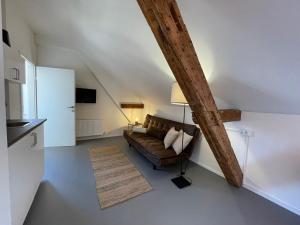 - un salon mansardé avec un canapé dans l'établissement Studio im Zentrum von Lochau, #3, à Lochau