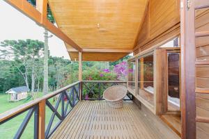 PiraquaraにあるChacara da Dindaの木製デッキ(家の横にベンチ付)