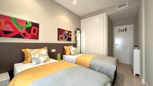 サン・ハビエルにあるLa Ribera - terraza, piscina y playaの小さな部屋のベッド2台 2台付 +19枚の写真