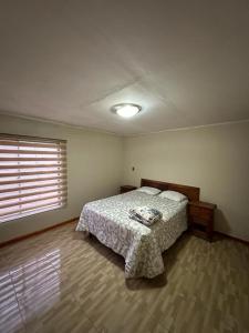 a bedroom with a bed and a window at Casa En Papudo Lomas del Mar in Papudo