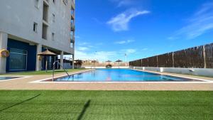 Swimmingpoolen hos eller tæt på La Ribera - terraza, piscina y playa