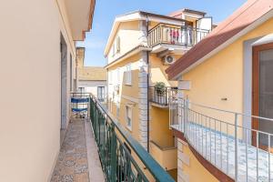 Un balcón de un edificio con balcones y una valla en Bellezza In Cilento Panoramic Apts en Castellabate