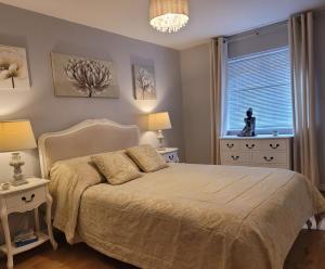 ロンドンにあるThree Bedroom Apartment by Beautiful Parkのベッドルーム(ベッド1台、窓付)