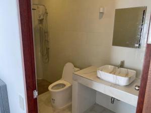 y baño con aseo y lavamanos. en Srithanu comfy nest en Ko Phangan
