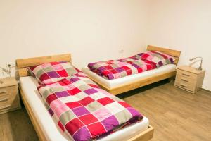 dos camas sentadas una al lado de la otra en una habitación en Ferienwohnung im Allgäu - Biber 1, en Leutkirch im Allgäu