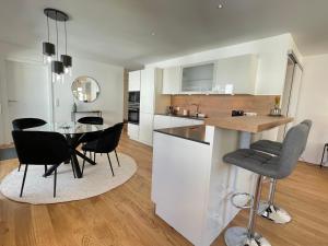 a kitchen and dining room with a table and chairs at VINCENT Apartment in Bregenz mit Parkplatz in Bregenz