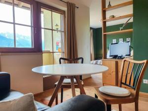 een woonkamer met een tafel en een televisie bij Gruberwirt Studio-Apartment GW 6 in Innsbruck