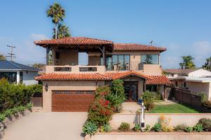 una casa con techo rojo en Oceanview Rooftop Patio - Walk To The Beach & Park en Carlsbad