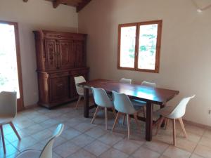 een eetkamer met een houten tafel en stoelen bij Casa Jeromine in Quenza