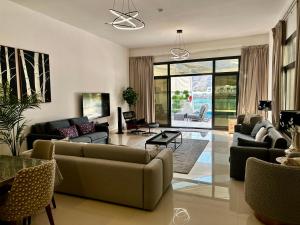 フジャイラにあるAl Dana Sea View Villaのリビングルーム(ソファ、椅子付)、大きな窓が備わります。