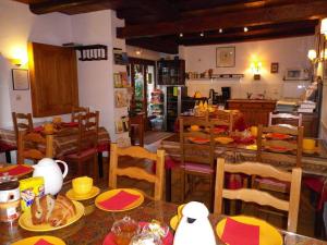 een eetkamer met een tafel met eten erop bij A l'arc en ciel in Blaesheim