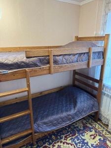 ムィコラーイウにあるОтель "Natali"の二段ベッド2組が備わる客室です。
