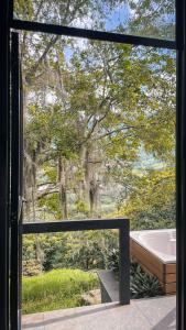希拉多塔的住宿－Cabaña 25km de Medellín, Benevento Glamping，带浴缸景致的开放式门