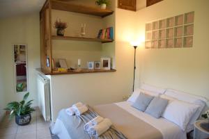 a bedroom with a bed with towels on it at appartamento vacanze Sofia house in Capannori