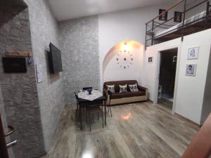 A television and/or entertainment centre at TAPIA'S ROOMS one