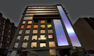 孟買的住宿－Hotel BKC Mannat，一座高大的建筑,有许多窗户