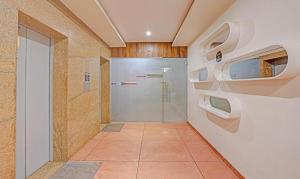 La salle de bains est pourvue d'une douche et d'une porte en verre. dans l'établissement Hotel BKC Mannat, à Mumbai