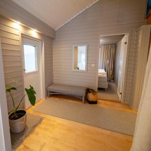 Postel nebo postele na pokoji v ubytování Brensholmen Beach House