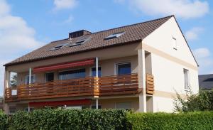 una casa con una terraza a un lado en Augusta-Refugium en Augsburg