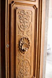 una puerta de madera con una talla en ella en Palazzo Polini Apartments, en Sora