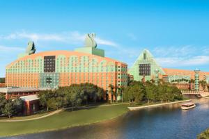 un grande edificio accanto a un corpo idrico di Walt Disney World Swan a Orlando