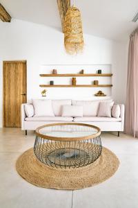 un soggiorno con divano e tavolino da caffè di Villa Las Flores 46 a Playa Fañabe