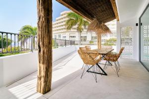 un patio con tavolo e sedie sul balcone. di Villa Las Flores 46 a Playa Fañabe