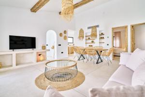 un soggiorno con divano e tavolo di Villa Las Flores 46 a Playa Fañabe