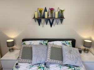 A bed or beds in a room at Self-Contained Double-bed Studio in Central Sherwood