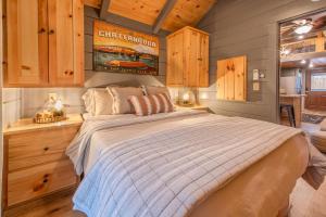 um quarto com uma cama grande numa casa em Gabriele Cabin Rustic Retreat Near Downtown em Chattanooga