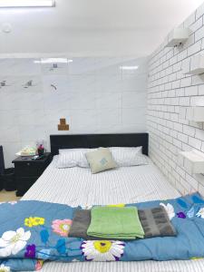 1 dormitorio con 1 cama con toallas en Beautiful 1-Bed Studio in Dhaka, en Dhaka