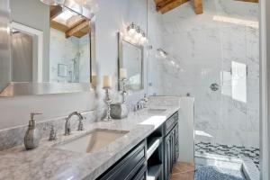Ένα μπάνιο στο Walk To The Beach - Outdoor Dining - Spacious +33 φωτογραφίες