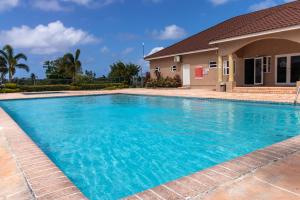 Serenity Retreat Villa Drax Hall tesisinde veya buraya yakın yüzme havuzu