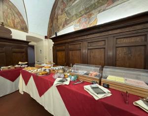 einen Tisch mit Essen auf einem Zimmer in der Unterkunft Monastero SS. Annunziata in Todi