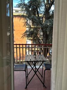 a picnic table and two chairs on a balcony at The Roman Guesthouse in Rome