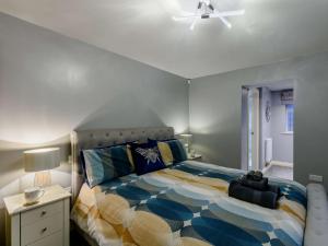 a bedroom with a bed and a ceiling fan at 3 bed in Hunmanby 66717 in Hunmanby
