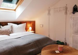 1 dormitorio con cama y mesa de madera en Roiderhof Irrsee en Oberhofen am Irrsee
