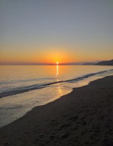 un tramonto su una spiaggia con l'oceano di Los Rosales 12 Costa a El Morche