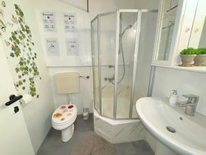 a bathroom with a shower and a toilet and a sink at Nel Pieno Centro Storico [Tutto a Due Passi] in Casale Monferrato
