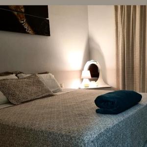 Sobrado privativo com suite في سينوب: غرفة نوم عليها سرير ومخدة زرقاء
