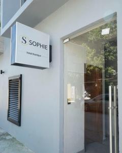 una señal en el lateral de un edificio en Sophie Hotel Boutique en Santa Cruz - Huatulco