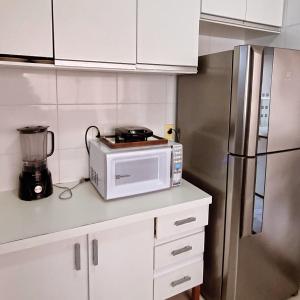 Sobrado privativo com suite في سينوب: مطبخ مع مايكرويف وثلاجة