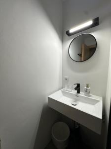 La salle de bains blanche est pourvue d'un lavabo et d'un miroir. dans l'établissement Schusterhof Dölsach, à Dölsach