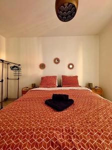 sypialnia z dużym łóżkiem z czerwonymi poduszkami w obiekcie T2 - L'indispensable w Orleanie