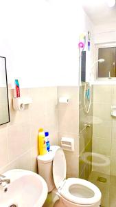 La salle de bains est pourvue de toilettes, d'un lavabo et d'une douche. dans l'établissement AF Homestay 3BR Near KLIA Free Wifi Netflix, à Sepang